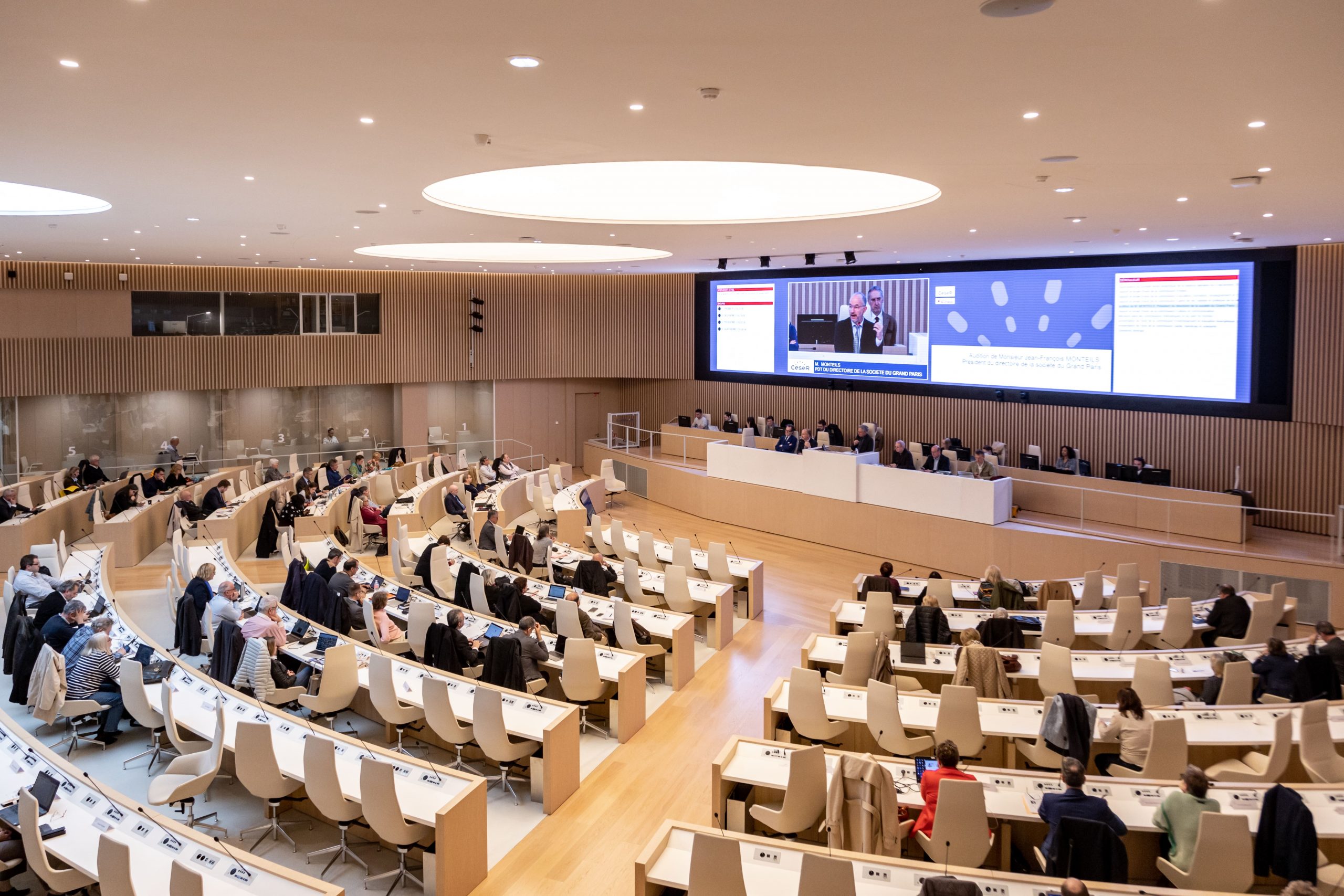 Hémicycle de la région en plan large lors d'une assemblée plénière.